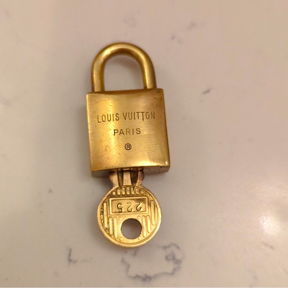 LOUIS VUITTON lock and key 🔐 #225 LV - Picture 2 of 4
